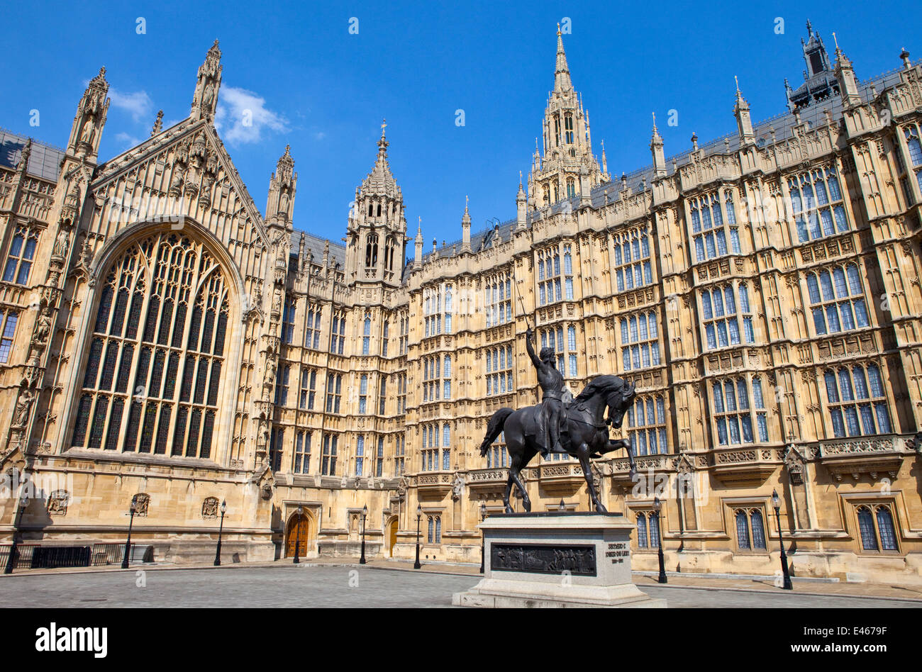 Une statue du roi Richard I (également connu sous le nom de Richard Coeur de Lion) extérieur les chambres du Parlement à Londres. Banque D'Images