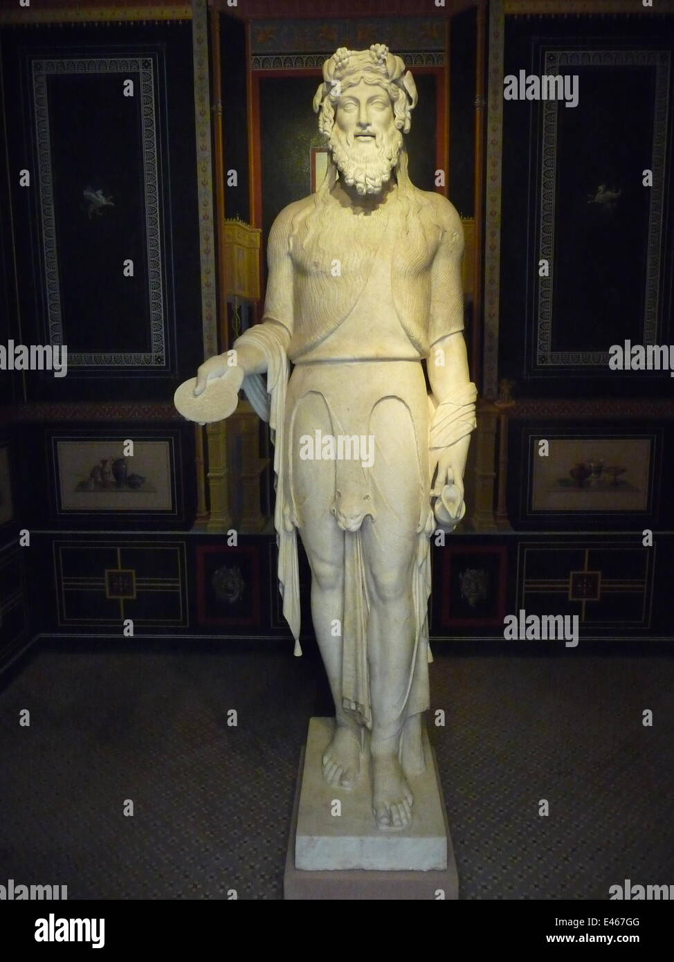 Aschaffenbourg, Bavière, Allemagne. 17 mai, 2014. Statue romaine de dieu Bacchus ou Dionysos grec dans la chambre à coucher cubiculum du Pompejanum, construit comme maison romaine antique, à Aschaffenbourg, Bavière, Allemagne, 17 mai 2014. Photo : Beate Schleep/dpa/Alamy Live News Banque D'Images