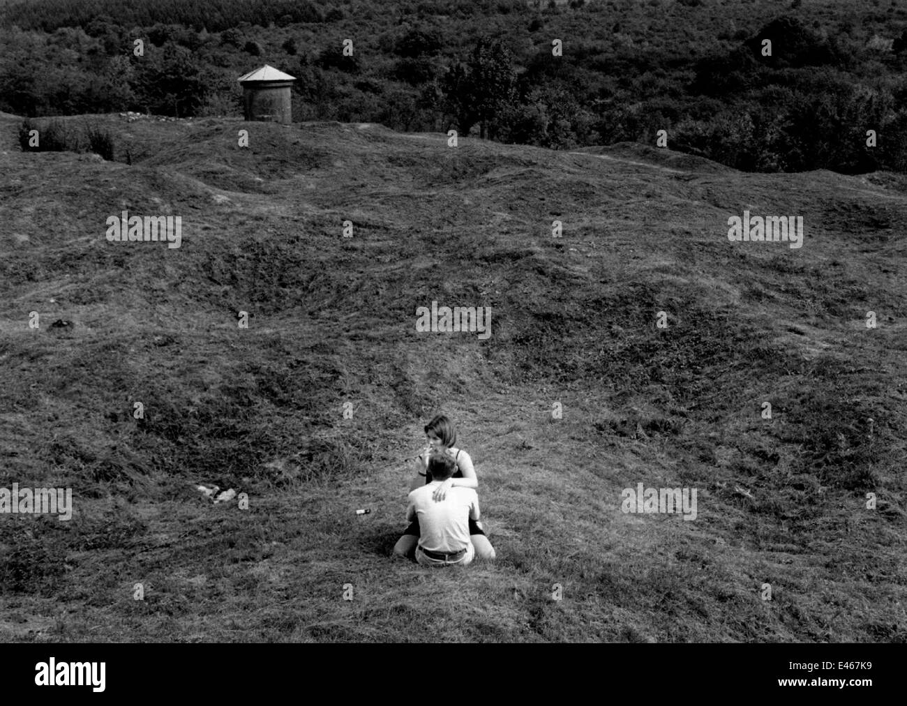 AJAXNETPHOTO - DOUAUMONT,NR. VERDUN, FRANCE. UN COUPLE PROFITE D'UN MOMENT PAISIBLE PARMI LES RESTES HERBEUX DES CRATÈRES OBUS ; RESTES DE RAPPELS DE LA GRANDE GUERRE 1914-18. PHOTO:JONATHAN EASTLAND/AJAX REF:FRA/HDD/DOUAUMONT Banque D'Images