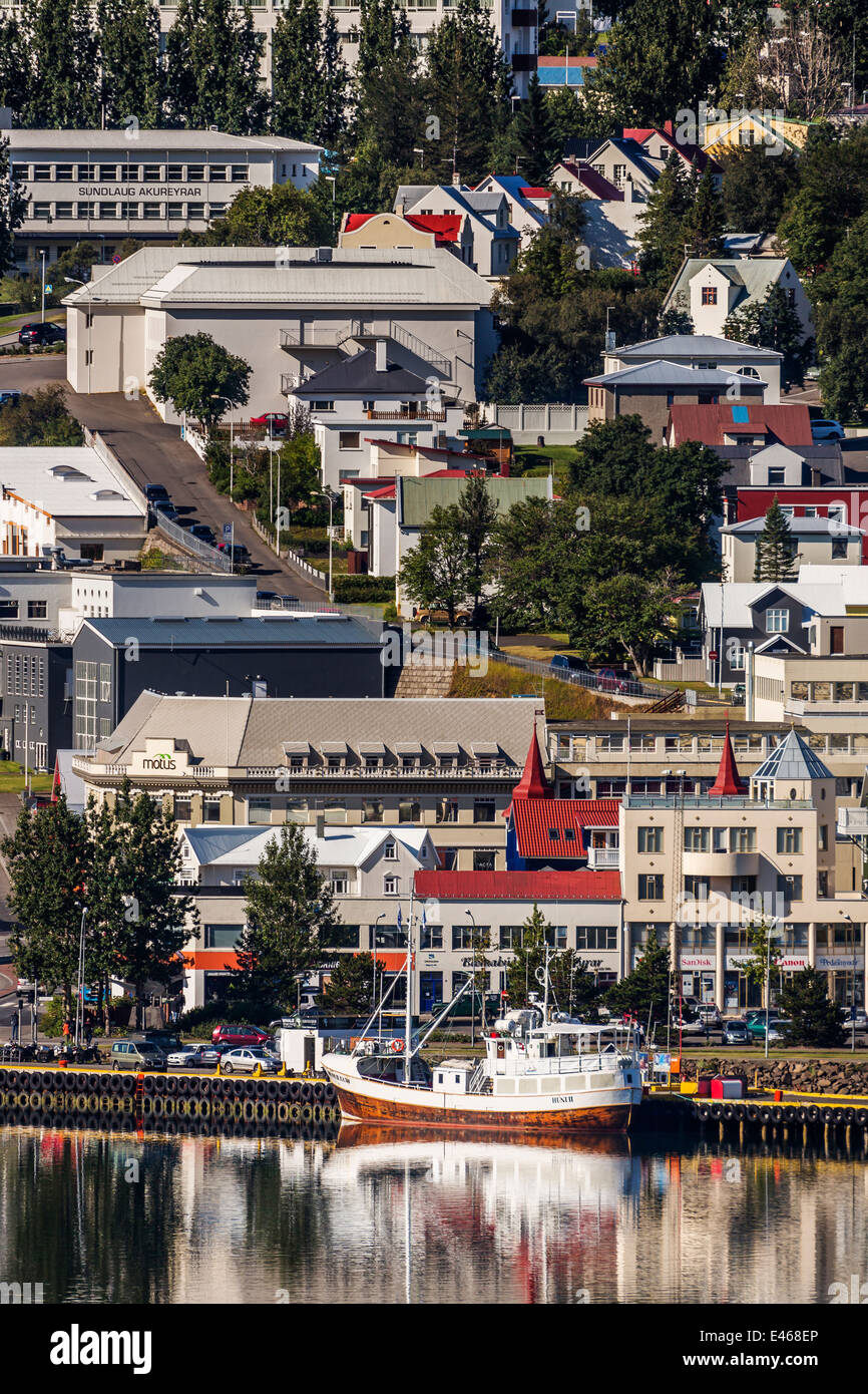 Petit bateau dans le port, Akureyri, Islande Banque D'Images