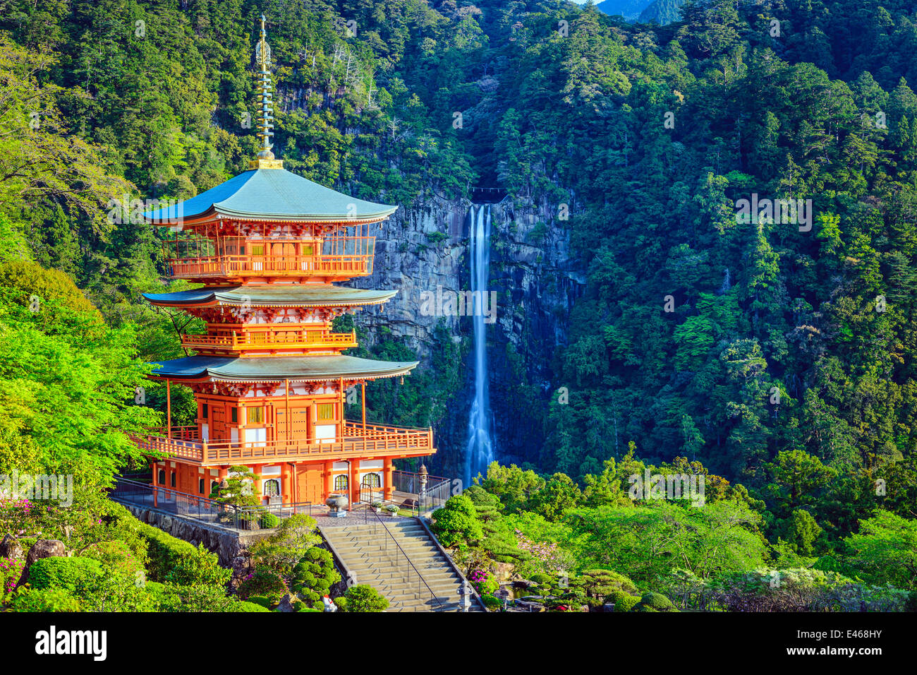 Au Japon, Nachi Nachi Taisha Pagoda et cascade. Banque D'Images