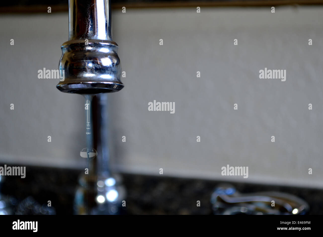 L'eau qui goutte d'un robinet Banque D'Images