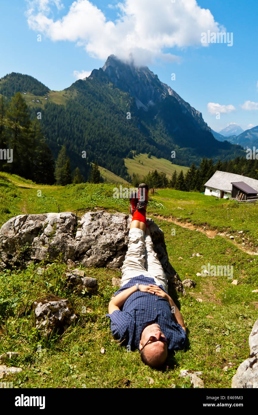 Un marcheur se remet d'une randonnée dans les montagnes de l'Autriche. L'activité durant les loisirs Banque D'Images
