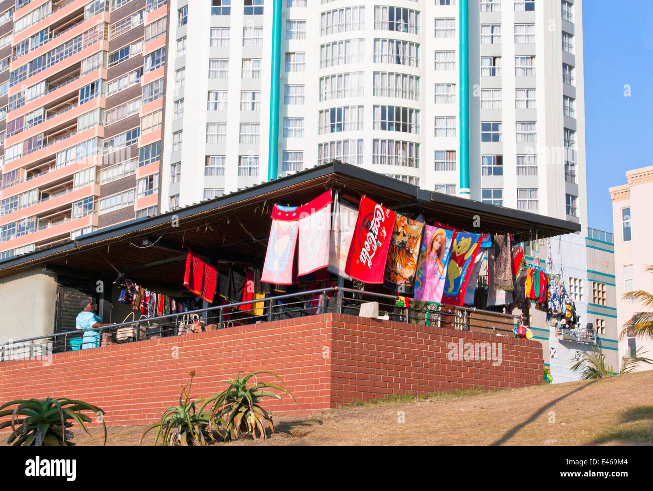 Personnes âgées Femme inconnue vendeur de rue à curio stall en face d'immeubles de grande hauteur sur le Golden Mile Beach front à Durban, Afrique du Banque D'Images