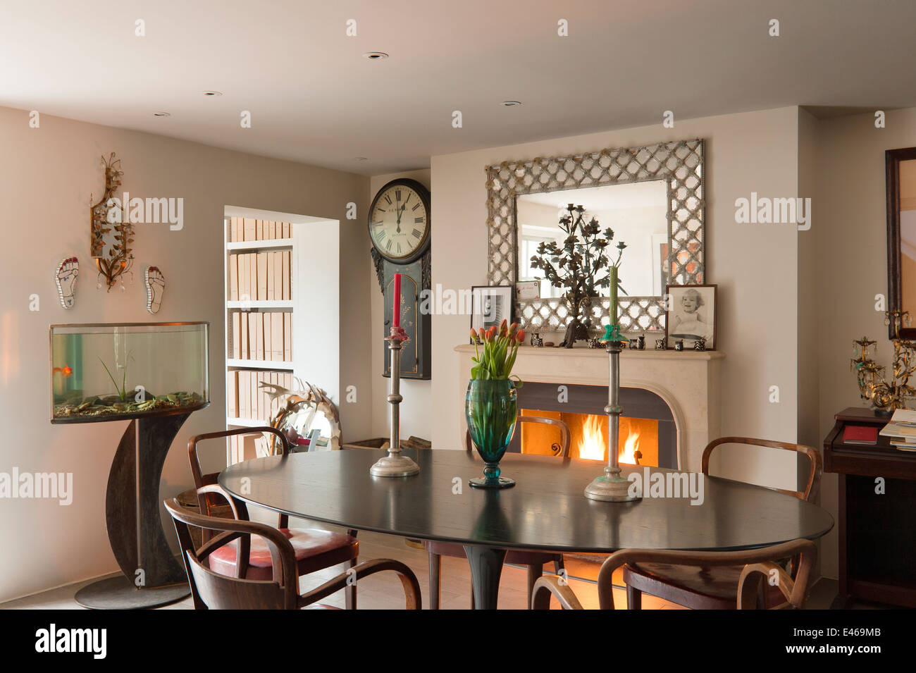 Salle à manger avec cheminée Photo Stock - Alamy