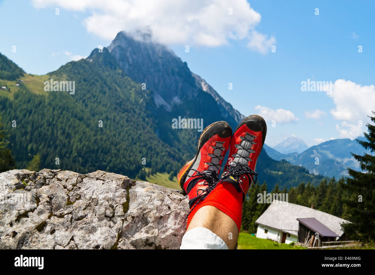 Bottes de randonnée rouge sur une randonnée dans les montagnes de l'Autriche. L'activité durant les loisirs Banque D'Images