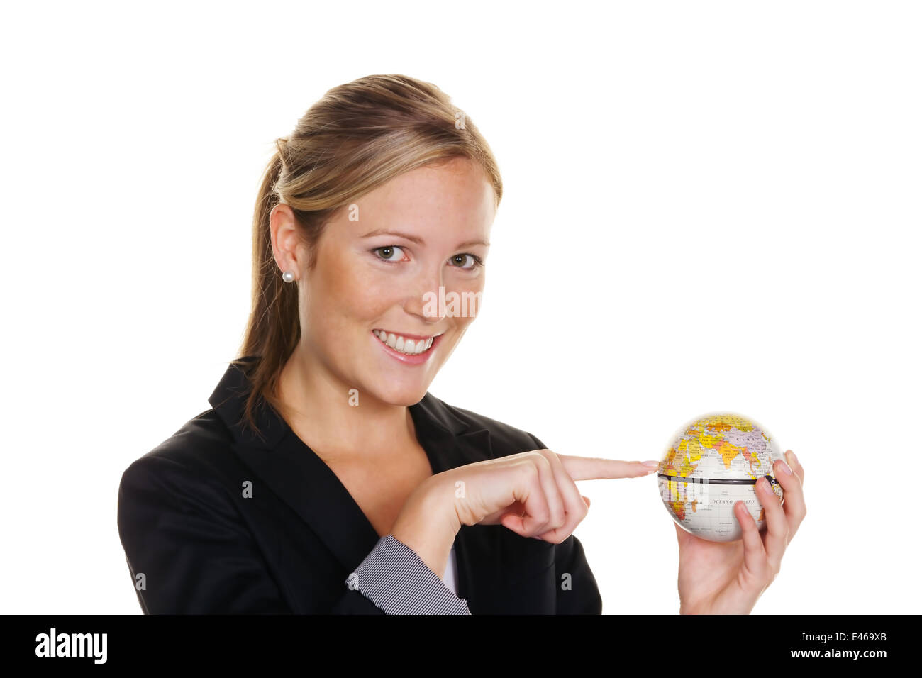 Une jeune femme tenant un globe dans sa main. Photo symbolique pour voyages et tourisme Environnement Banque D'Images