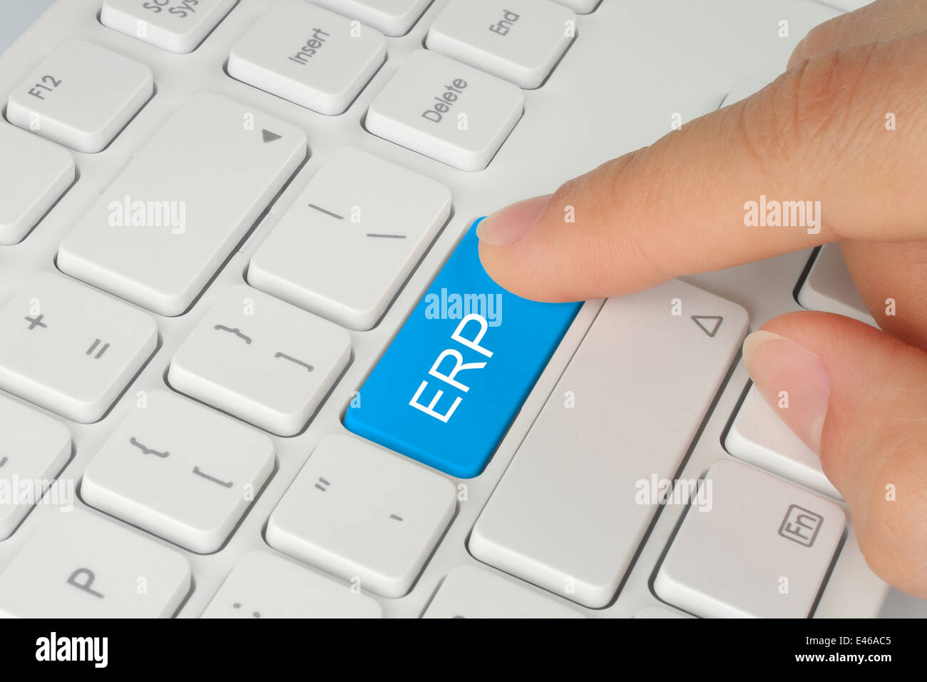Poussant la main blue ERP (enterprise resource planning) sur fond blanc bouton clavier Banque D'Images