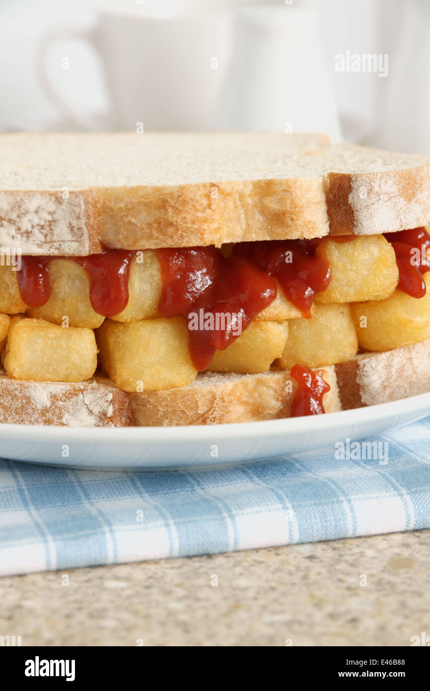 Chip Butty British confort alimentaire chips ou frites dans un sandwich Banque D'Images