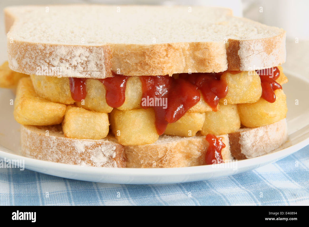 Chip Butty confort alimentaire croustilles de pommes de terre ou frites dans un sandwich Banque D'Images
