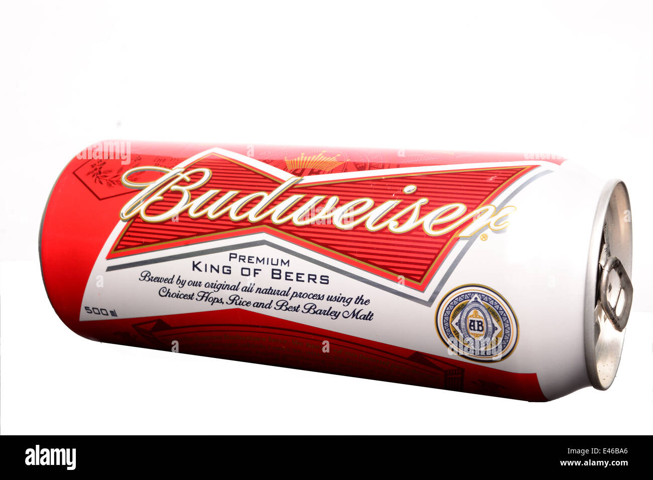 Peut de la bière de Budweiser sur fond blanc Banque D'Images