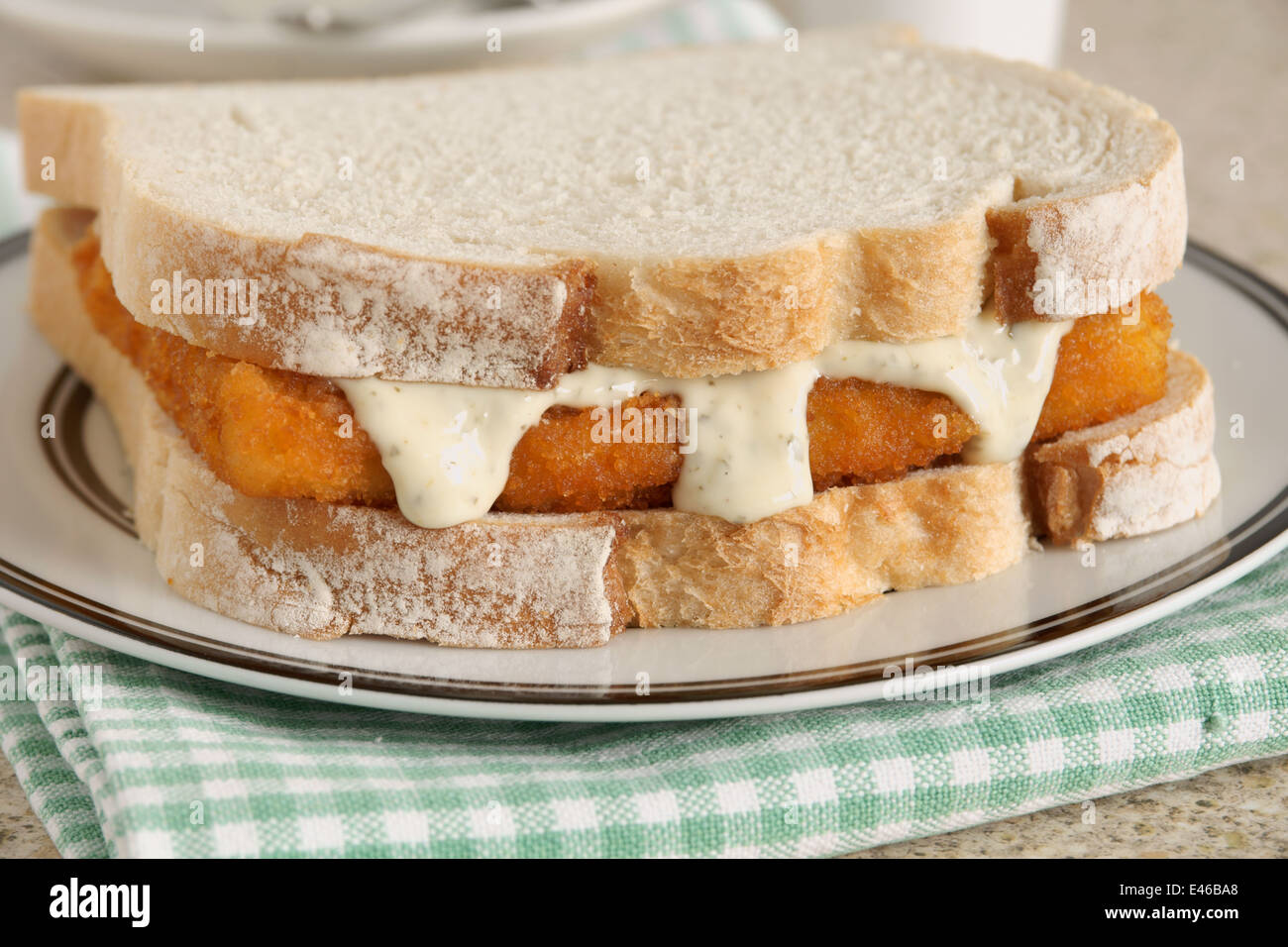 Doigt poisson Sandwich avec la sauce tartare un confort alimentaire britannique populaire Banque D'Images