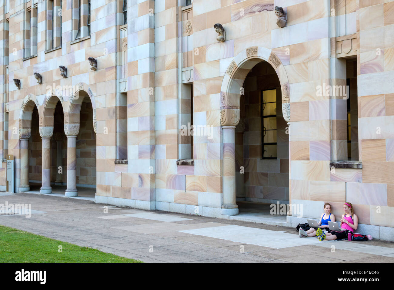 Brisbane Australie,Université du Queensland,campus,école,éducation,Bâtiment Forgan Smith,École de droit,étudiants utilisant,Apple,MacBook,ordinateur portable, Banque D'Images