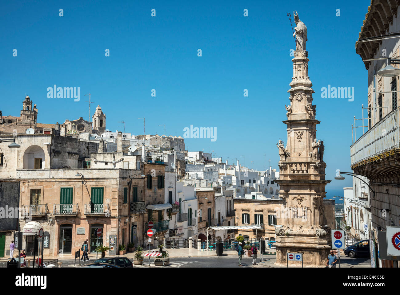 La Piazza della Liberta et monument à Saint Oronzo à Ostuni, Pouilles, Italie Banque D'Images