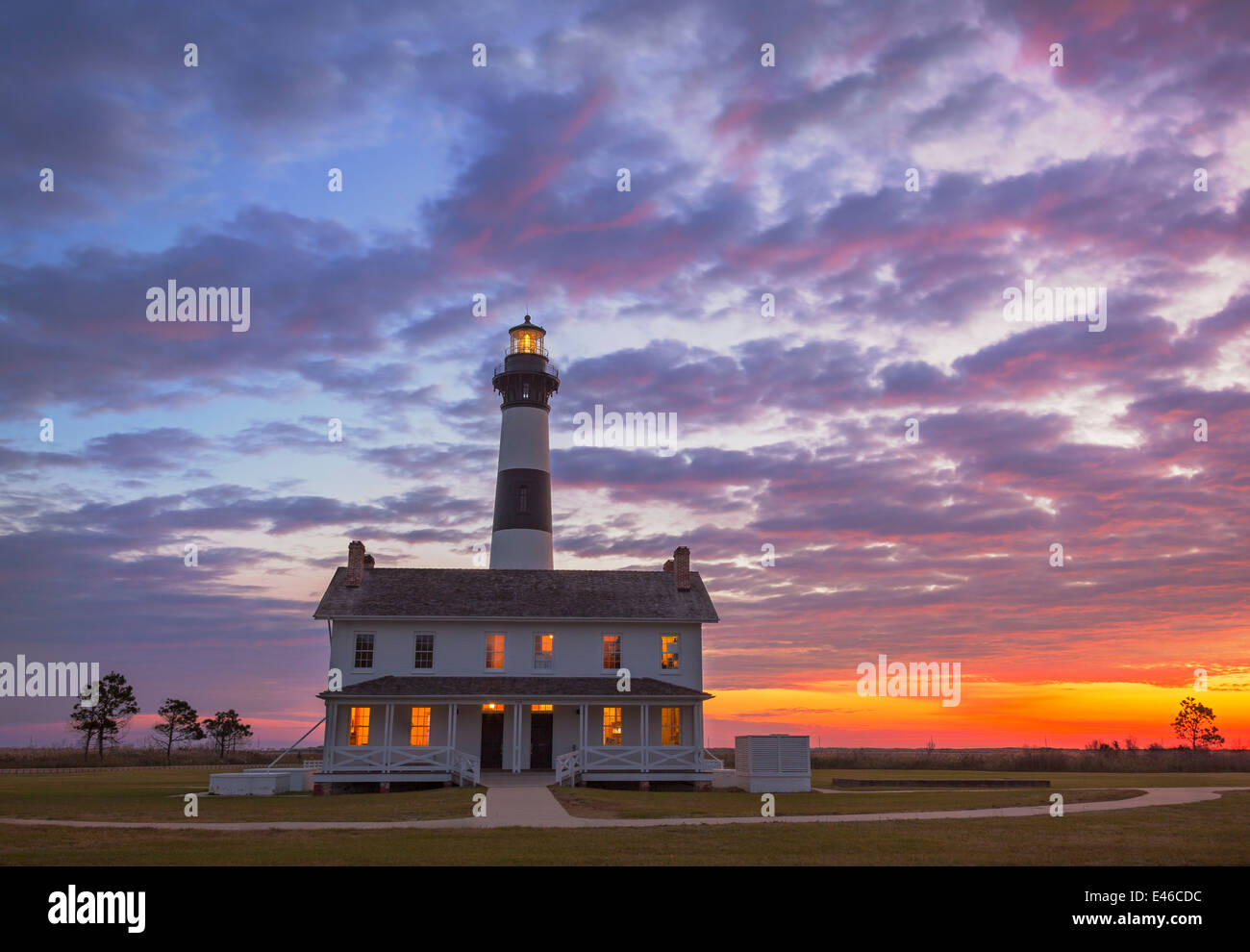 Cape Hatteras National Seashore, North Carolina : Lever du Soleil à Bodie Island Lighthouse (1872) sur l'Outer Banks de la Caroline du Nord Banque D'Images