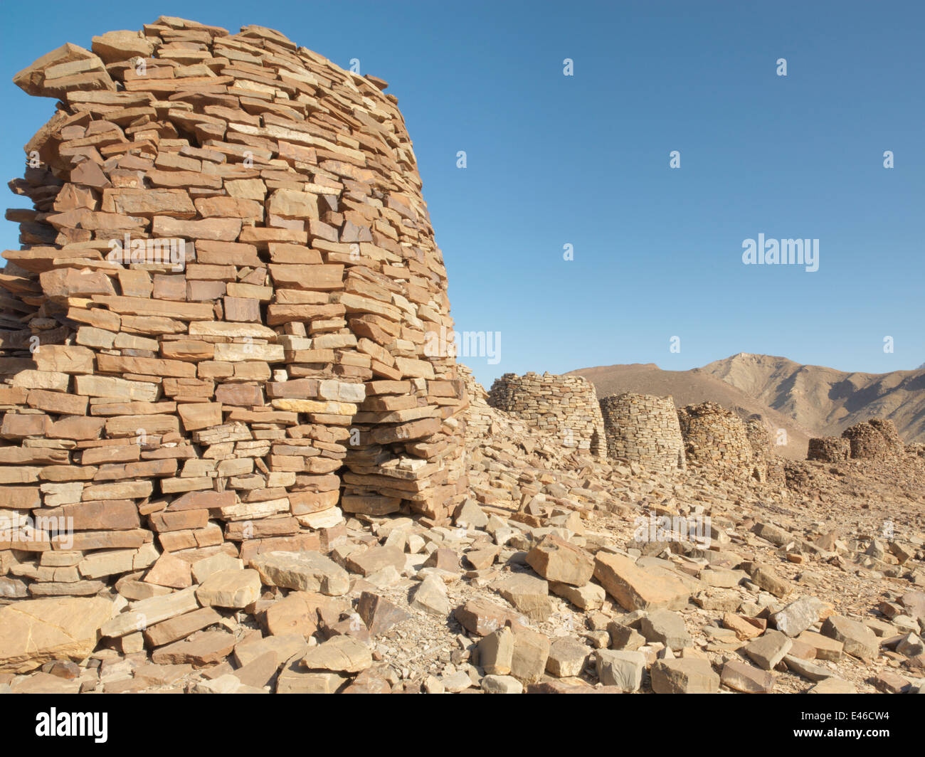 UNESCO World Heritage site en Oman Moyen-orient. Ruche ancienne tombes sur une crête dans les monts Hajar près d'Al-Ayn. Banque D'Images