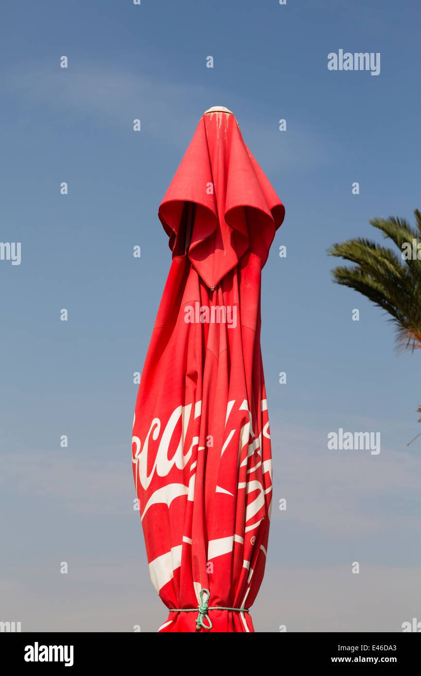 Coca Cola parapluie de plage avec palmier. Banque D'Images