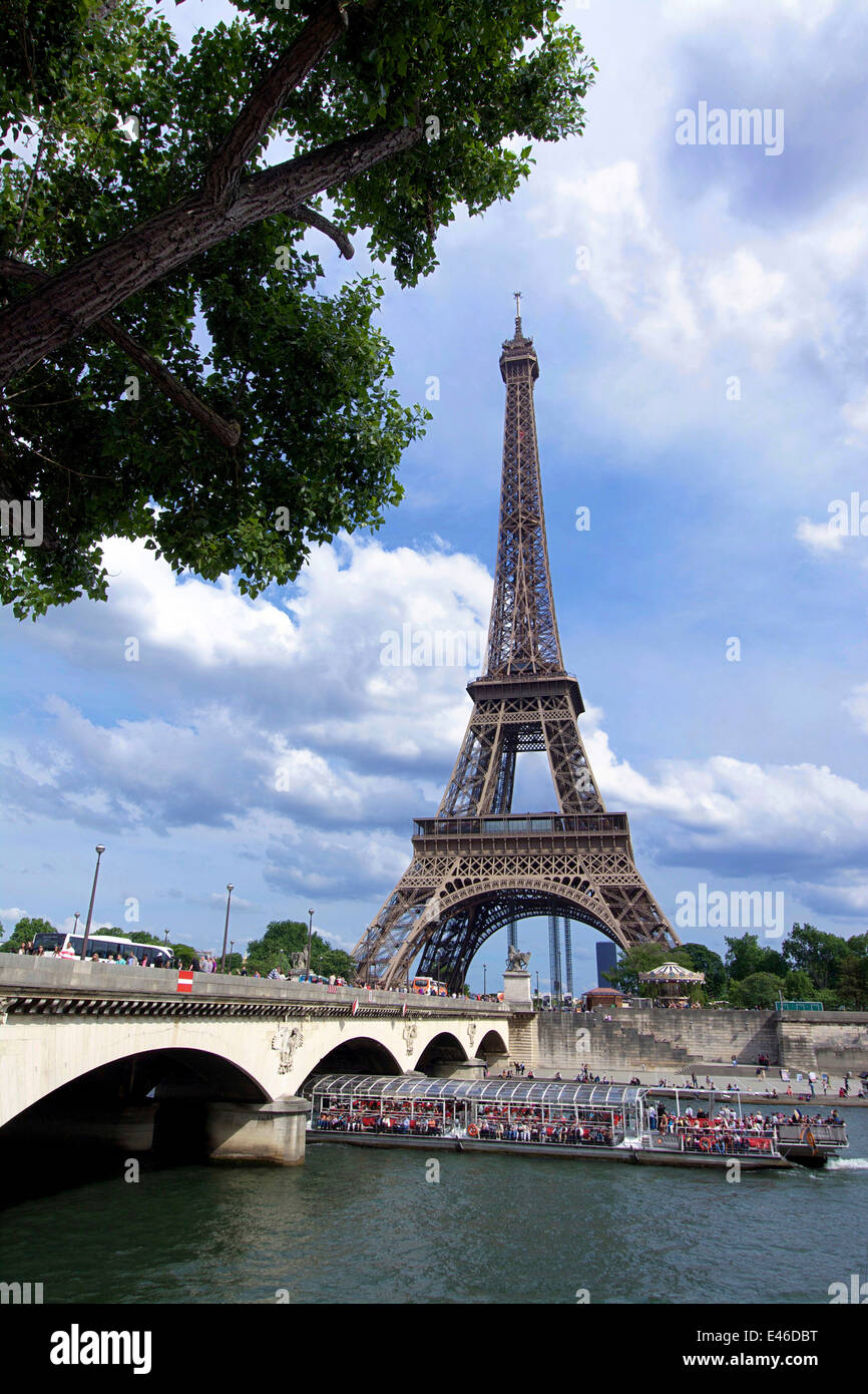La tour Eiffel et de la Seine, Paris, France avec bateau de tourisme en été Banque D'Images