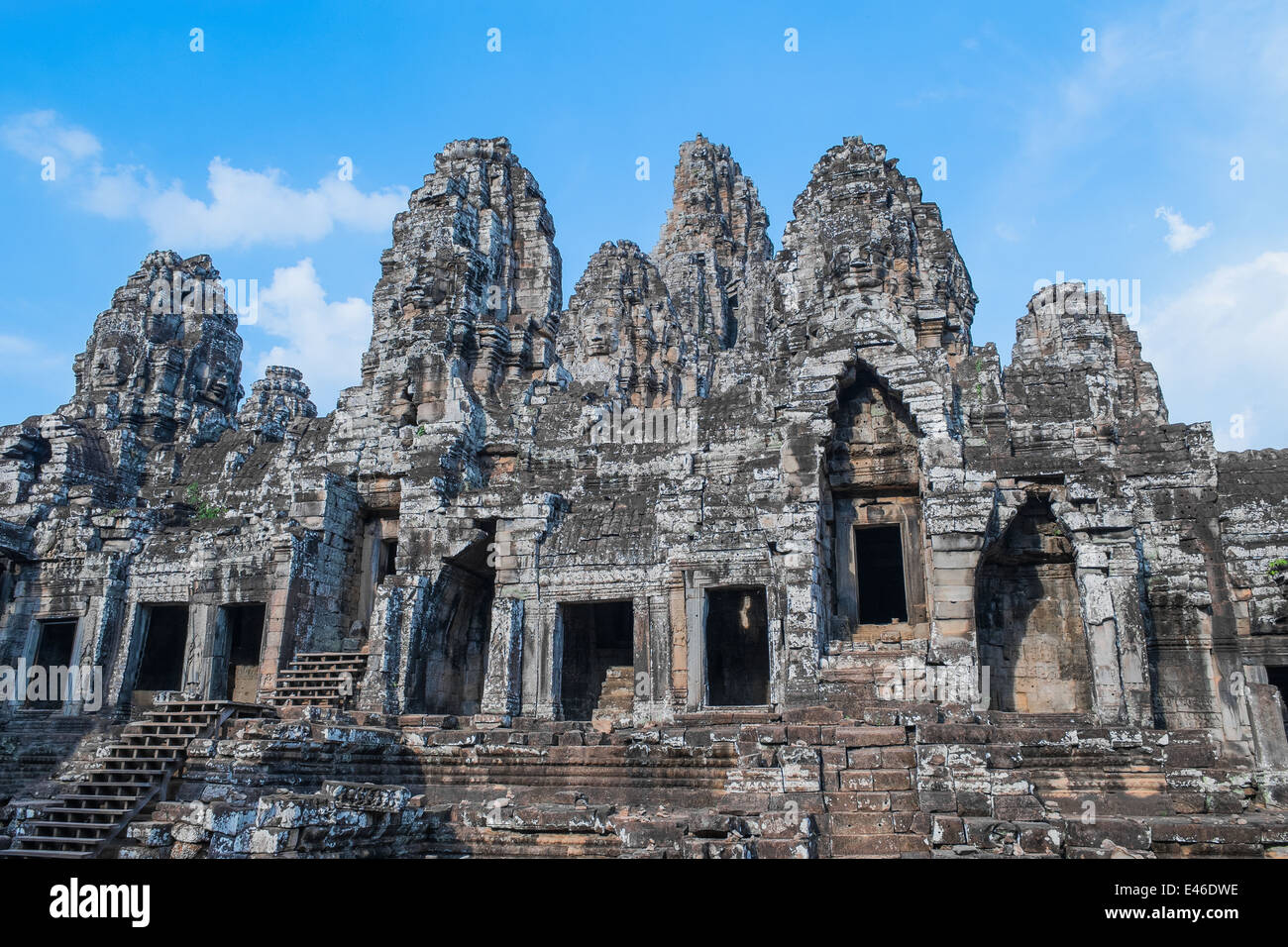 Ancient temple Bayon avec têtes de pierre à Angkor Wat, au Cambodge Banque D'Images