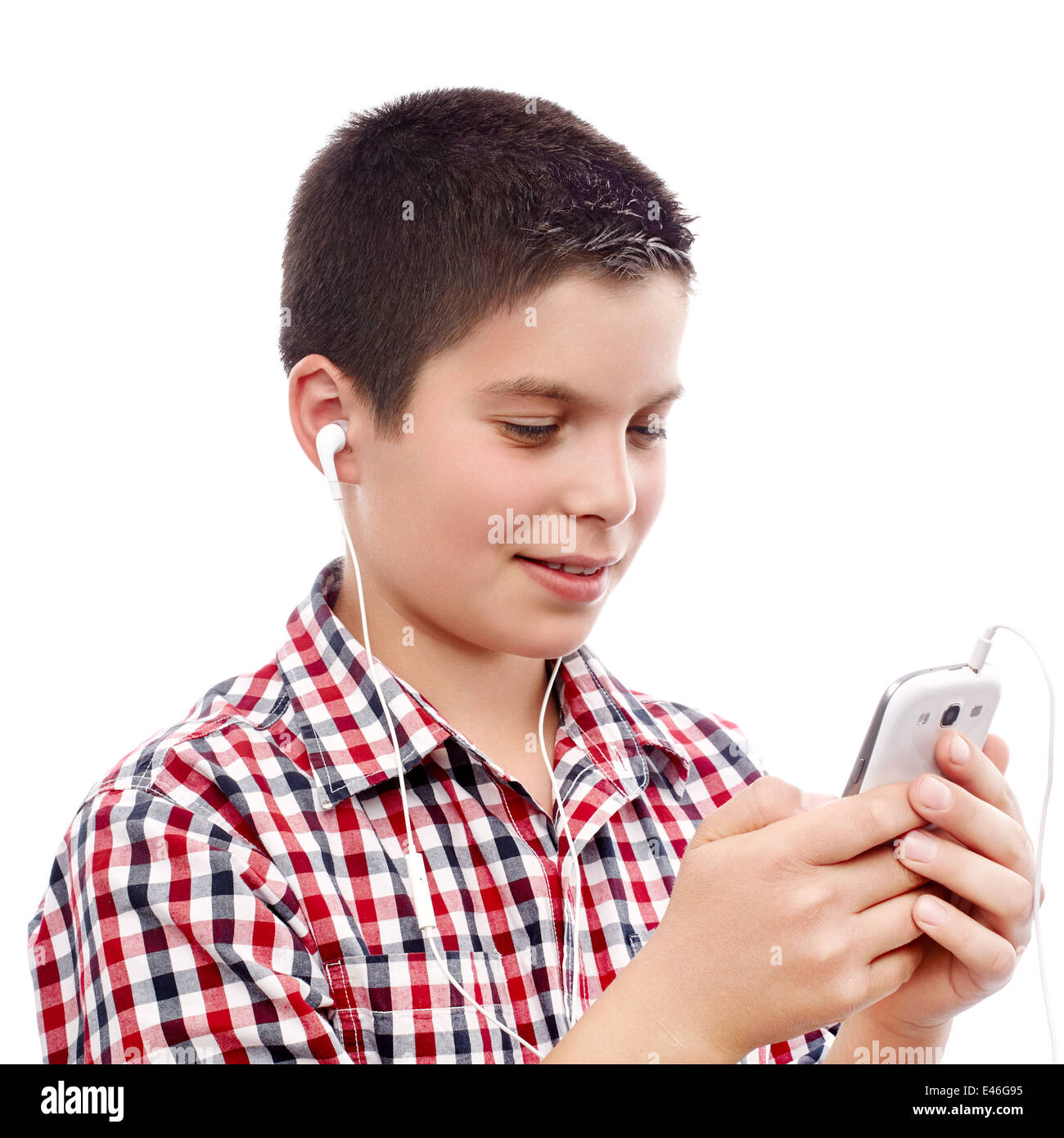 Jeune garçon cherchant quelque chose sur un téléphone intelligent Banque D'Images