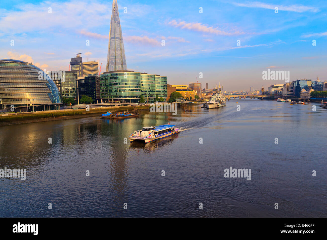 Tôt le matin sur la Tamise de Tower Bridge Banque D'Images