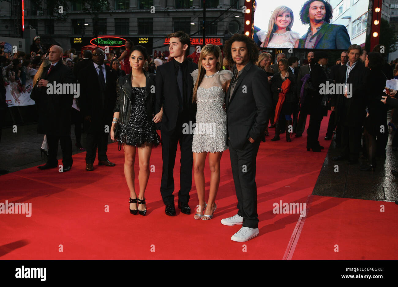 Londres, Royaume-Uni. 7 Oct, 2008. Zac Efron, Vanessa Hudgens, Ashley Tisdale et Corbin Bleu assister à la première de The High School Musical 3 : Senior Year at Empire Leicester Square. © Ferdaus Shamim/ZUMA/Alamy Fil Live News Banque D'Images