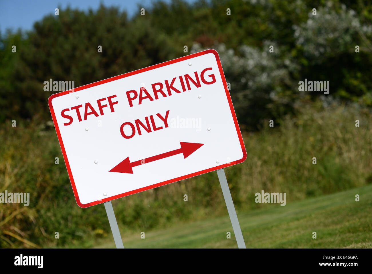 "Personnel Parking Only' signe dans un parking Banque D'Images