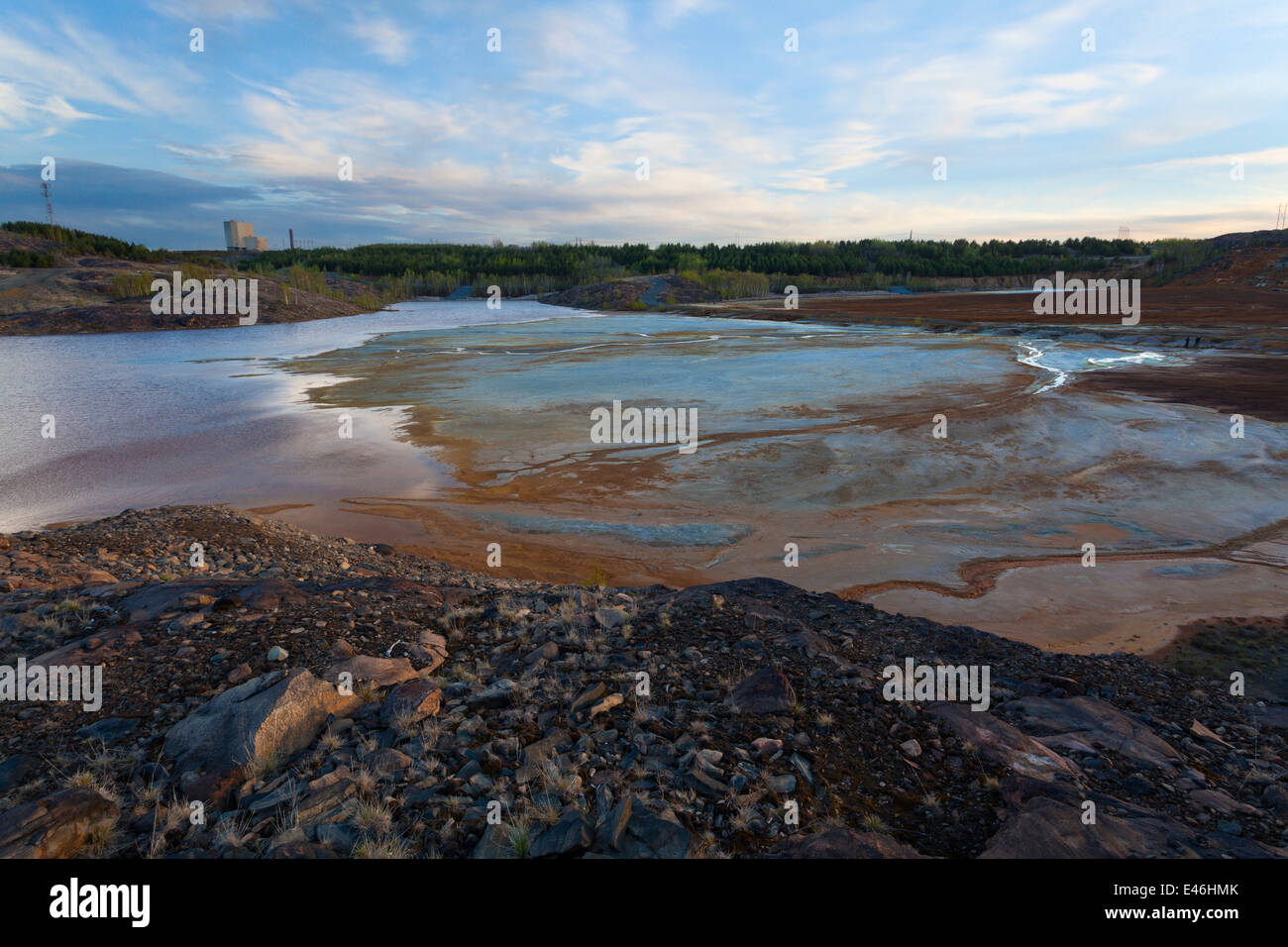 Couleurs surréalistes sont révélés dans ce bassin de résidus partiellement sec au début du printemps à Sudbury Vale près de l'exploitation minière. Banque D'Images