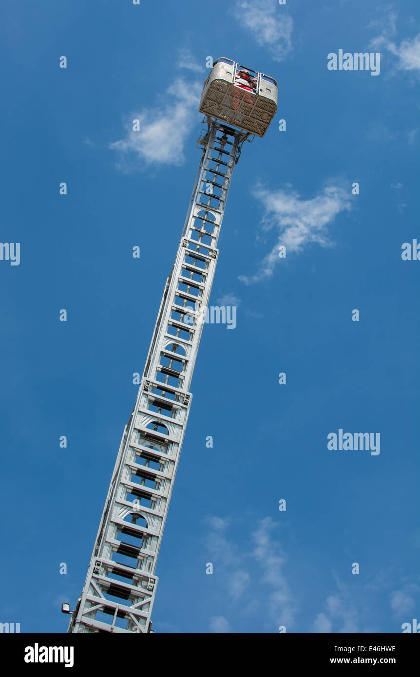 Échelle pour pompiers avec panier de secours Banque D'Images