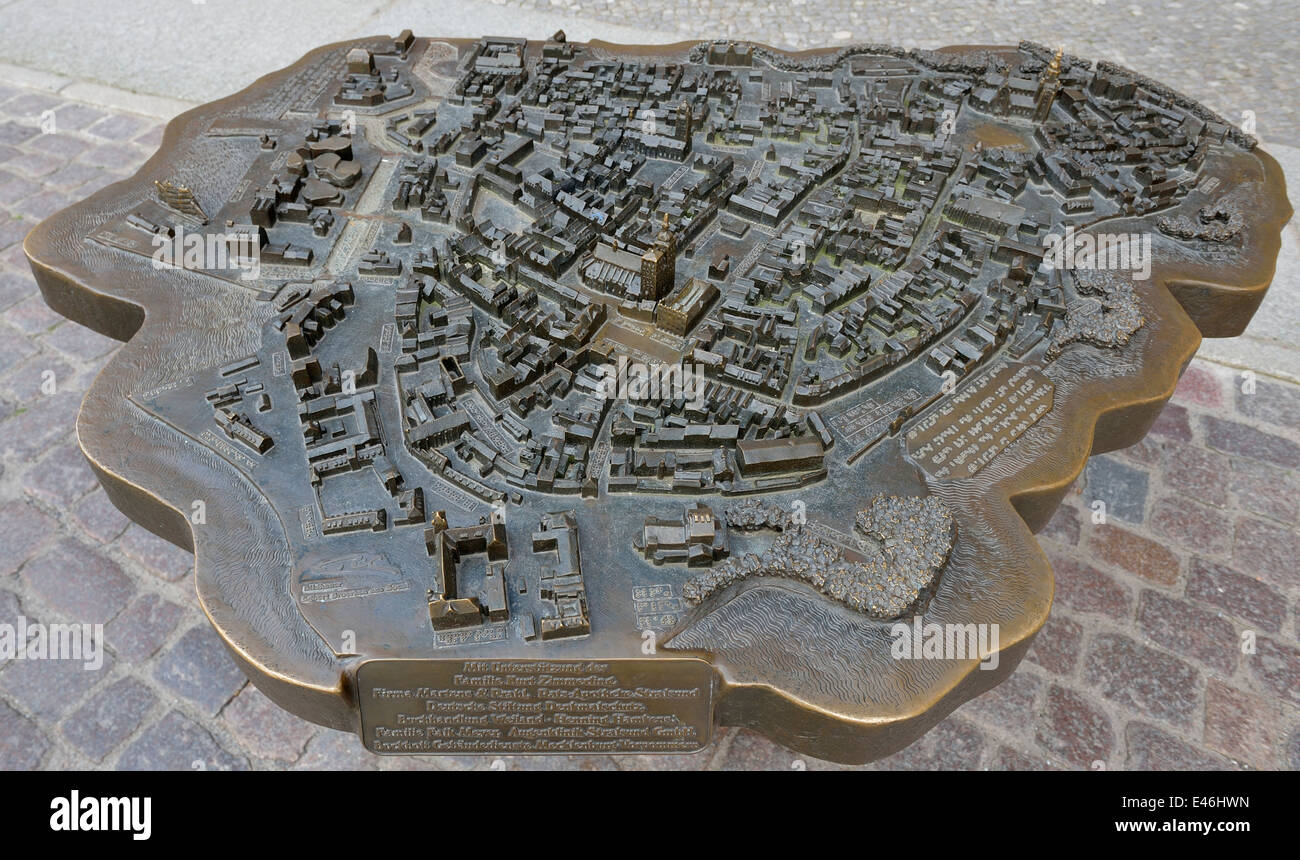 Modèle à l'échelle de bronze la ville hanséatique de Stralsund en Allemagne sur la côte de la mer Baltique Banque D'Images