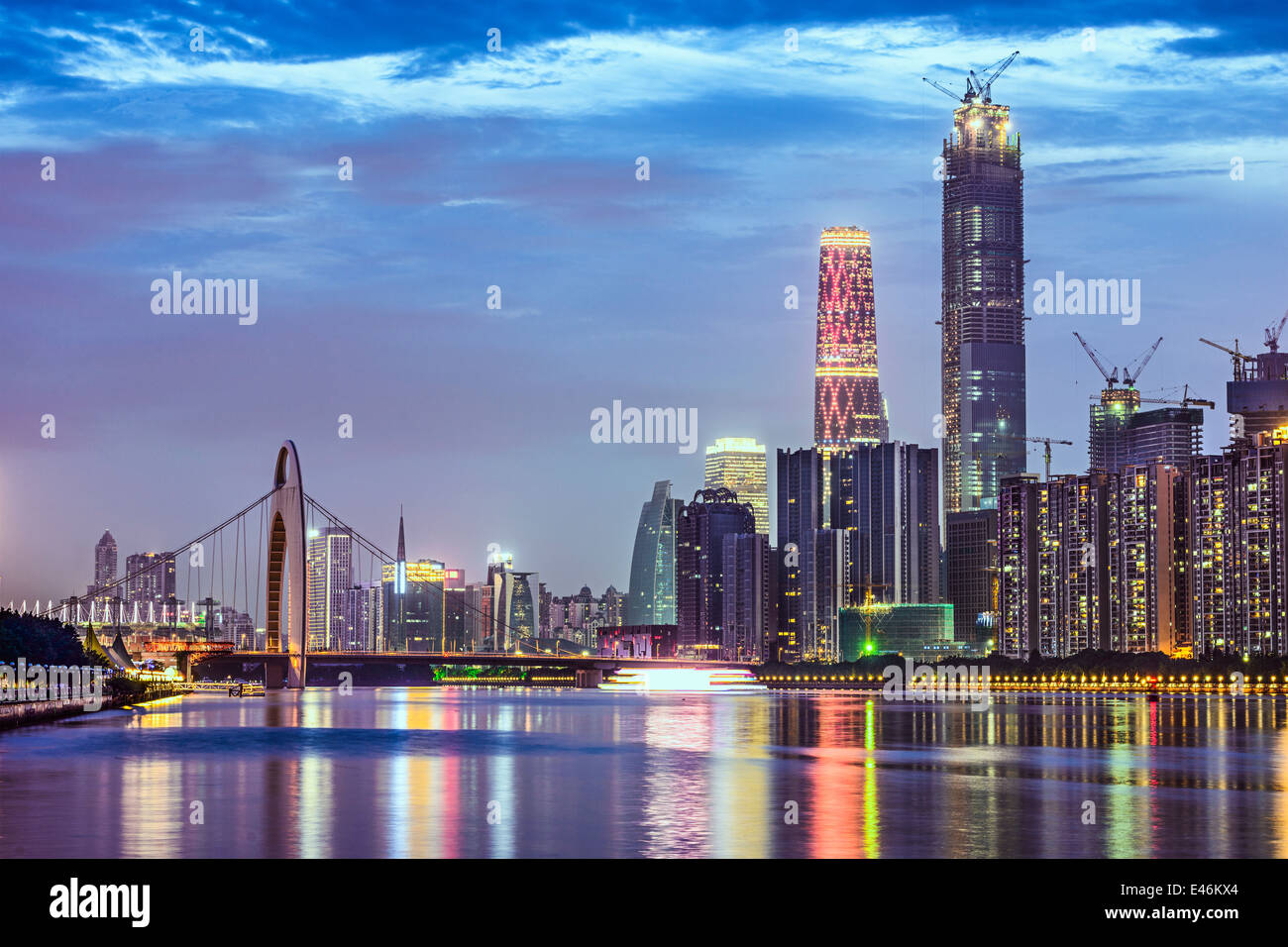 Guangzhou, Chine skyline sur la rivière des Perles. Banque D'Images