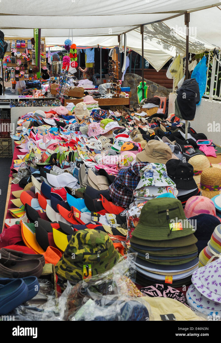 Chapeaux pour vendre au marché, un Hurfeish ville druze en Israël. Banque D'Images