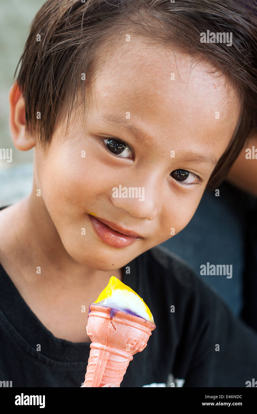 Petit garçon avec de la crème glacée, CBD, Luneta Park, Surigao, Mindanao, Philippines Banque D'Images