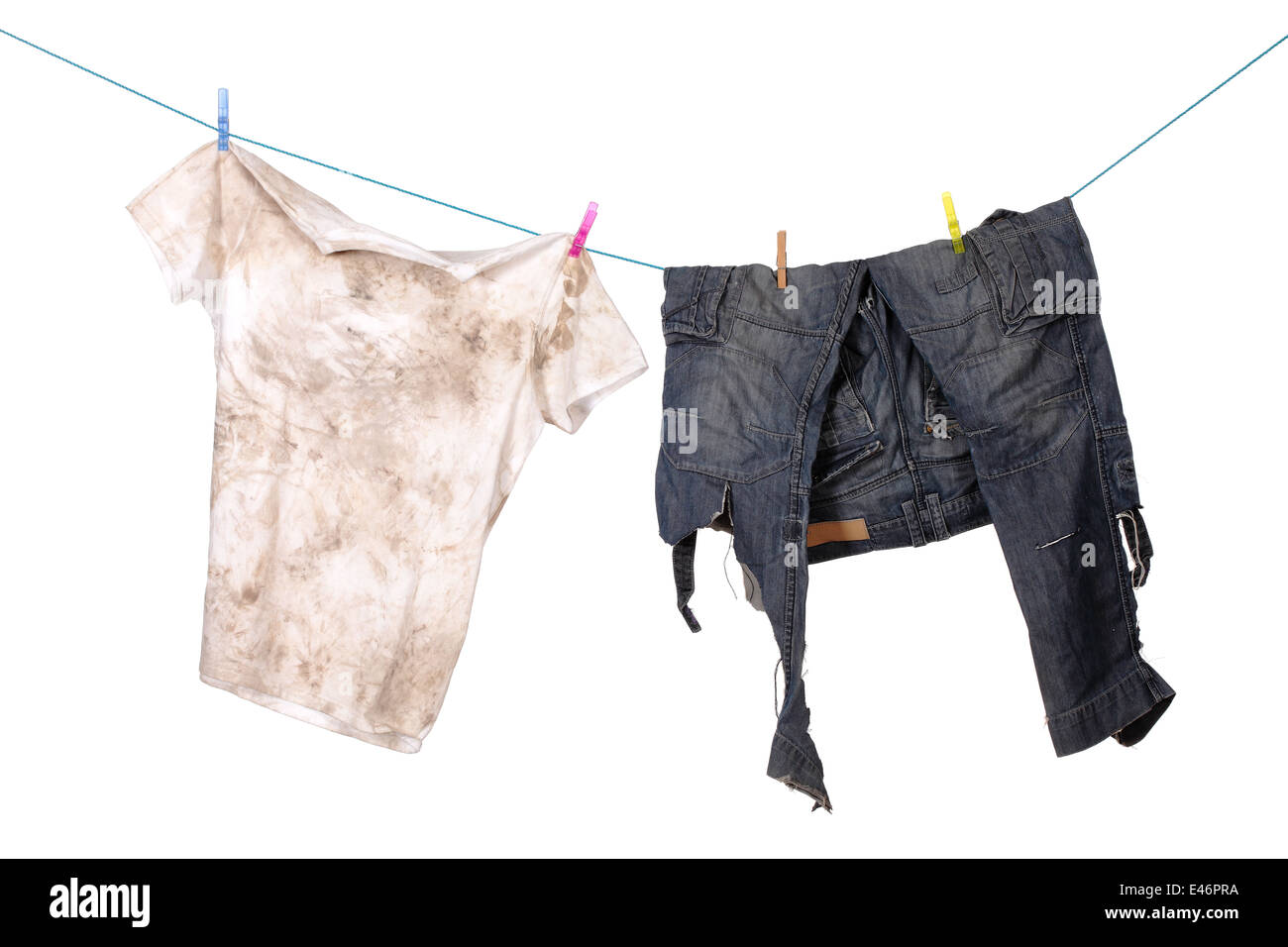 Dirty shirt et pantalon accroché pour sécher Banque D'Images