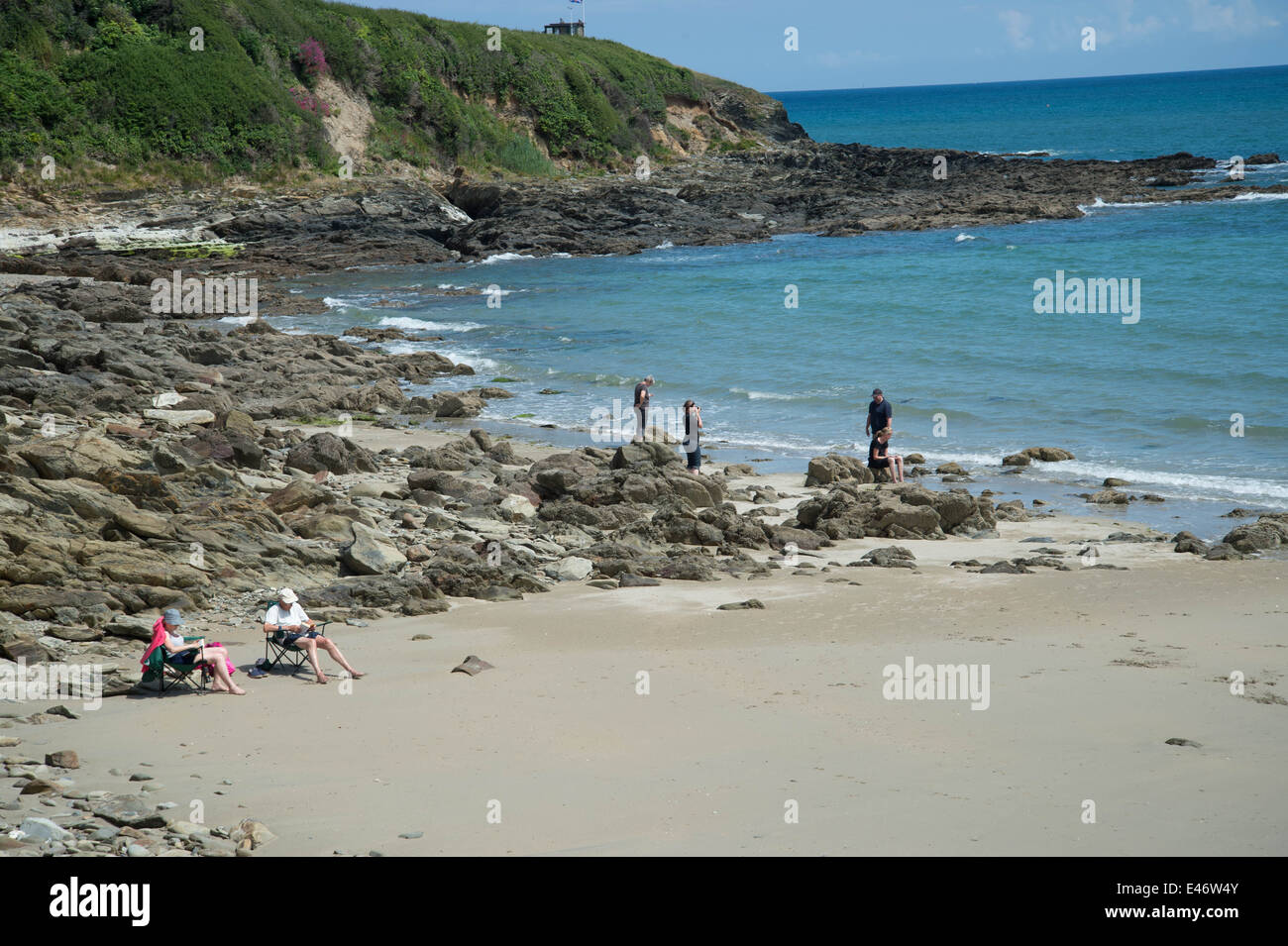 Cornwall. Portscatho sur la péninsule de Roseland. Les gens sur la plage. Banque D'Images