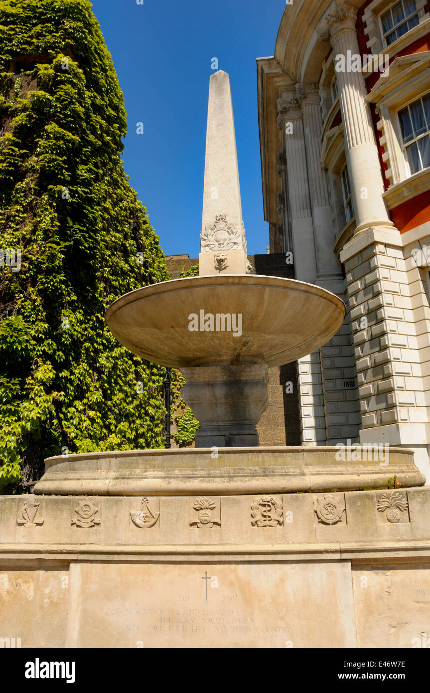 Londres, Angleterre, Royaume-Uni. Royal Naval Division Memorial, Horse Guards Parade (Ministère de la Défense, à droite) Banque D'Images