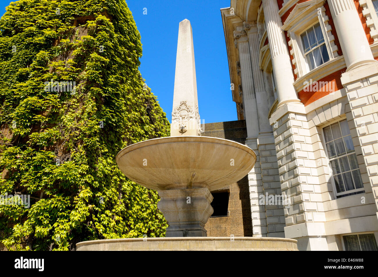 Londres, Angleterre, Royaume-Uni. Royal Naval Division Memorial, Horse Guards Parade (Ministère de la Défense, à droite) Banque D'Images