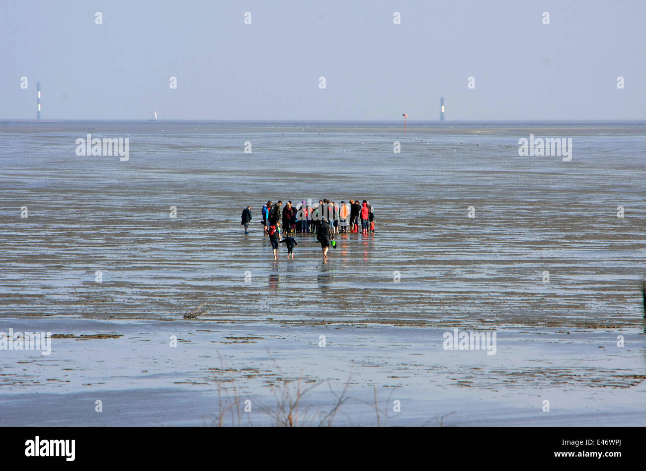 Watt-randonnée avec un guide lors d'Ebb à la plage de Duhnen. Avec ebb, le naufrage sur la mer-miroir est marquée à cause des marées. La fin de la marée descendante est appelée basse-eaux. Photo : Klaus Nowottnick Date : 11 mai, 2013 Banque D'Images