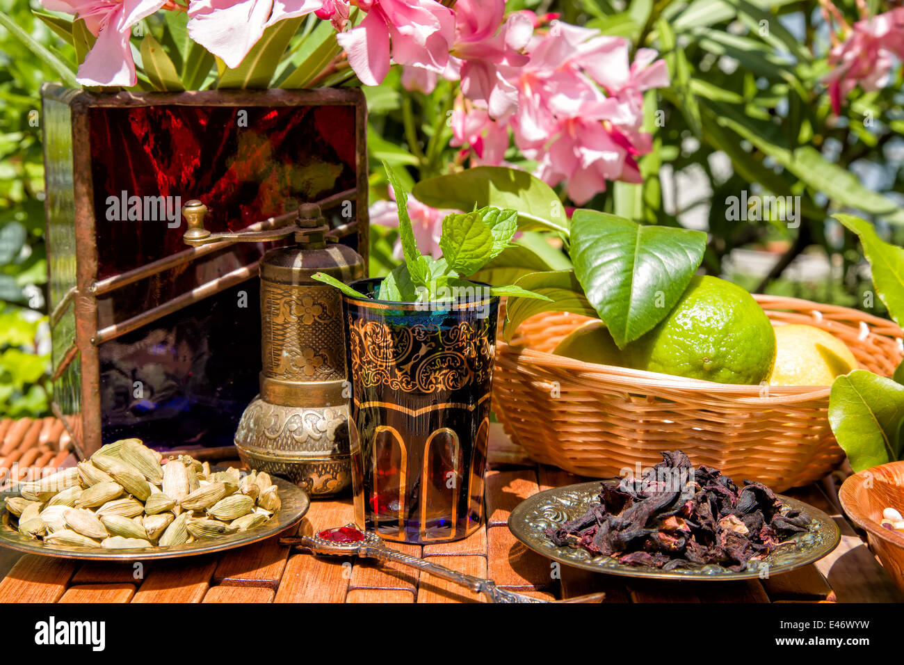 L'arabe le thé à la menthe est une boisson traditionnelle Banque D'Images