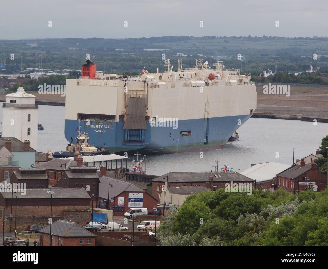 L 60175tonnes Mitsui-OSK Lines 'Liberty' Ace entrant dans la Tyne remorqué par un remorqueur d'amarres au terminal des voitures Nissan. Banque D'Images