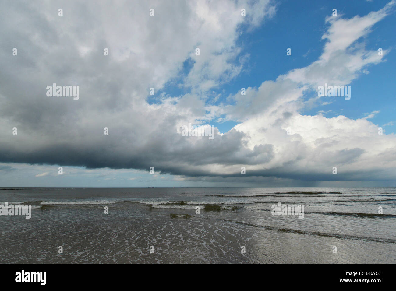 Bande de nuage sur les sombres eaux de la mer du Nord près de l'île de Wangerooge, 18 août 2013 Banque D'Images