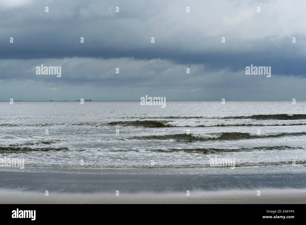 Mer du Nord sur la plage de Wangerooge avec ciel nuageux, 18 août 2013 Banque D'Images