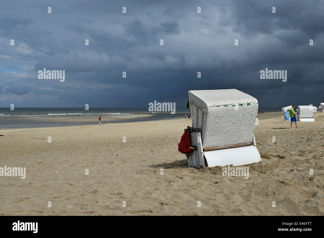 Plage avec chaises de plage blanc und nuages lourds, 18 août 2013 Banque D'Images