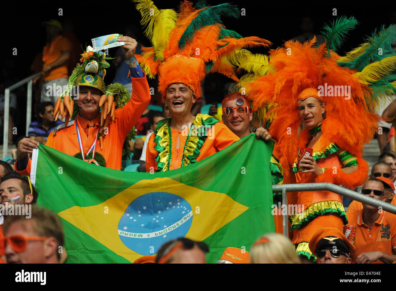 WM 2014, Hollande vs Spanien, Holländische Fans im Stadion, Salvador da Bahia, Brésil. Usage éditorial uniquement. Banque D'Images