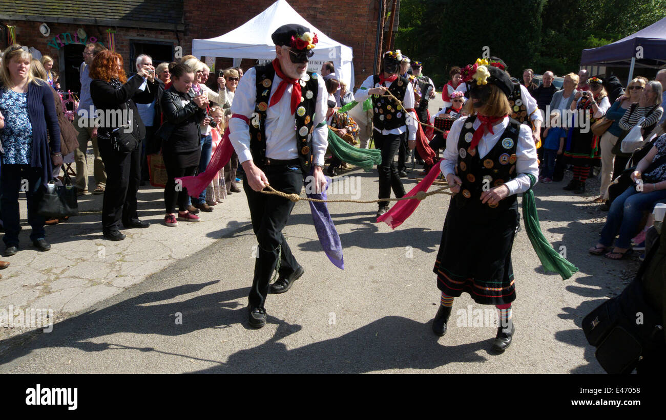 Chien Noir Molly, un groupe de danse traditionnelle, de l'exécution lors d'un événement dans Cheshire, Royaume-Uni. Banque D'Images