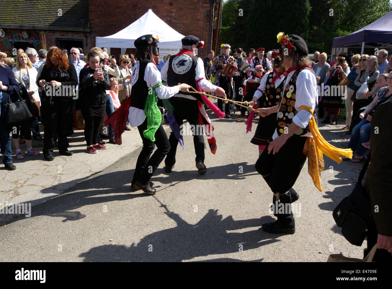 Chien Noir Molly, un groupe de danse traditionnelle, de l'exécution lors d'un événement dans Cheshire, Royaume-Uni. Banque D'Images