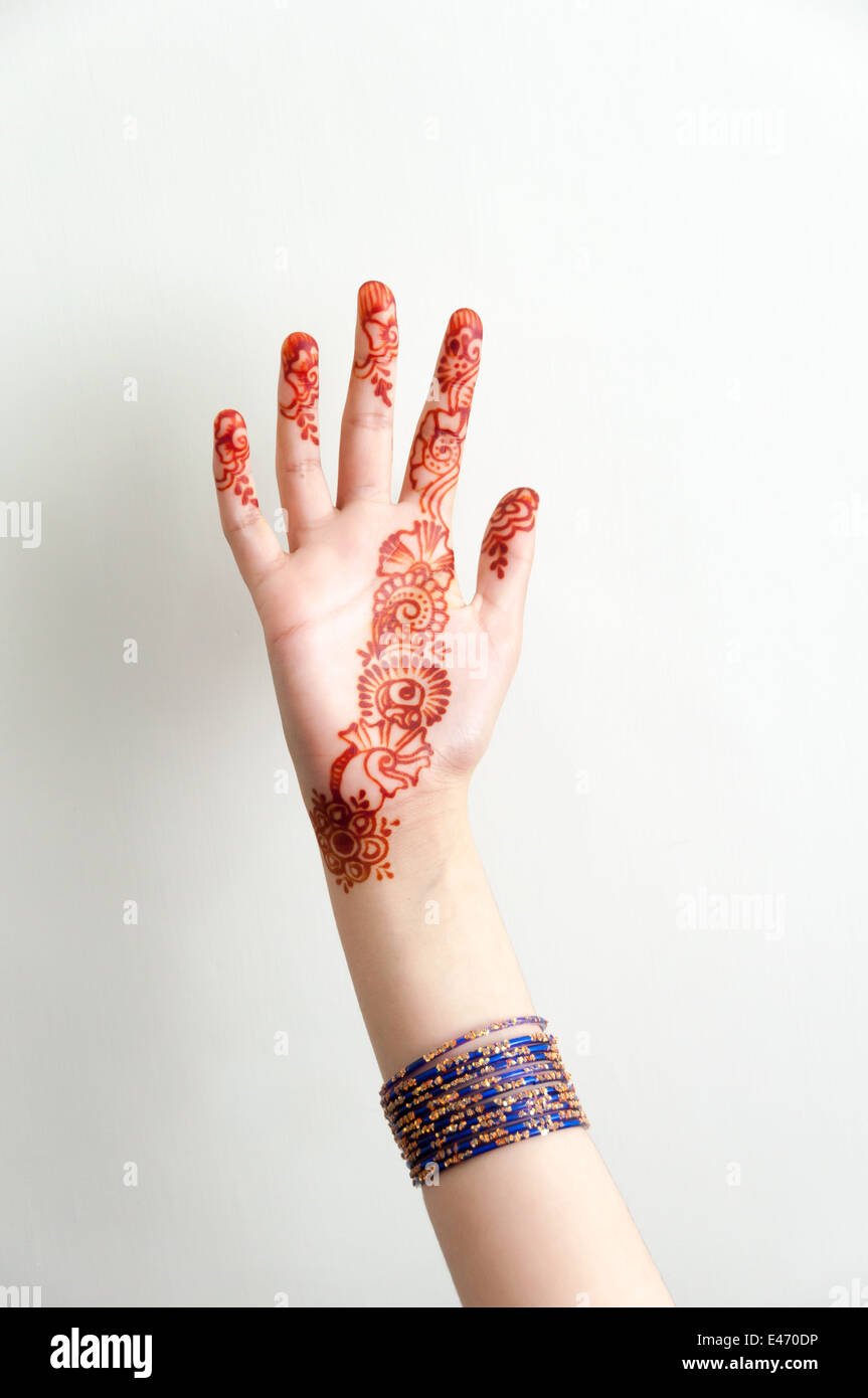 Xena et tatouage sur fond blanc main bangles Banque D'Images