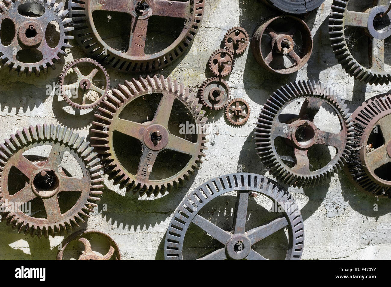 Concept de Time Machine. Rouages et engrenages accrocher au mur. Les roues de fer sont couverts par une rouille, d'un dust et un site web Banque D'Images