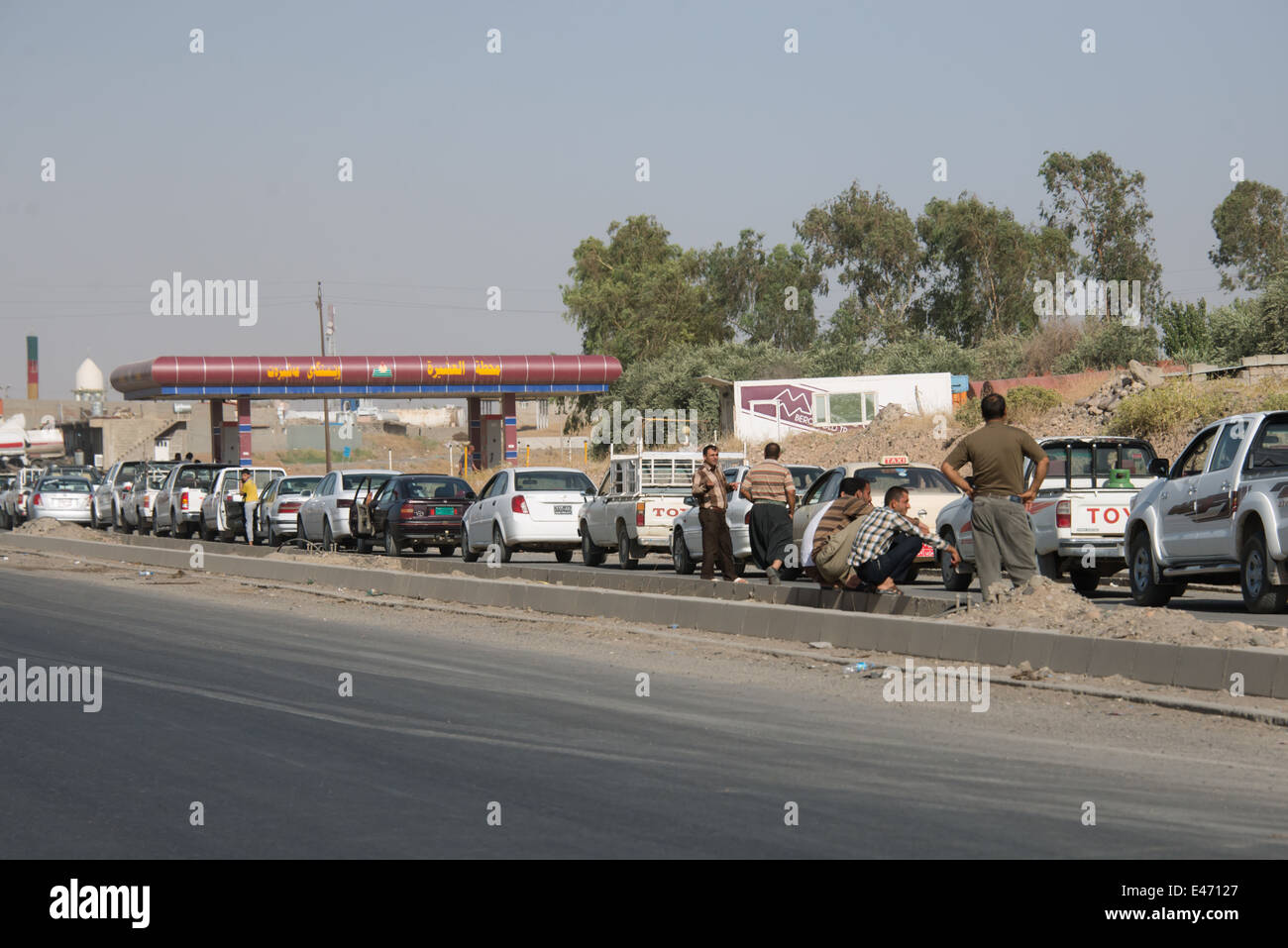 Voitures dans la file d'attente pour le carburant en raison de rationnement imposé par le gouvernement kurde dans la province de Ninive, le Kurdistan irakien. Banque D'Images
