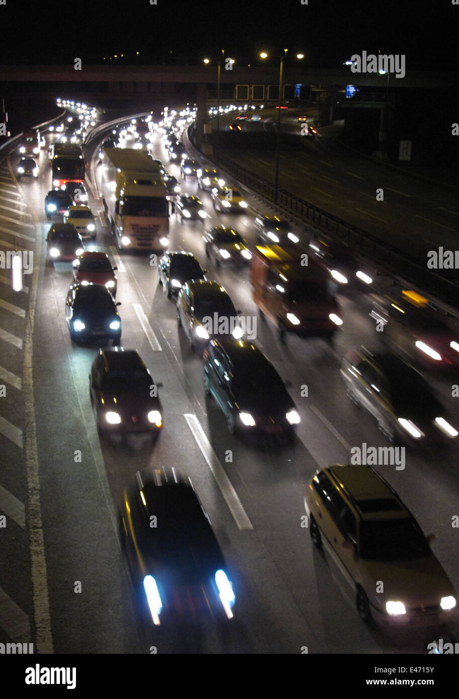 Berlin, Allemagne, durant les heures de pointe sur l'autoroute A 100 la nuit Banque D'Images